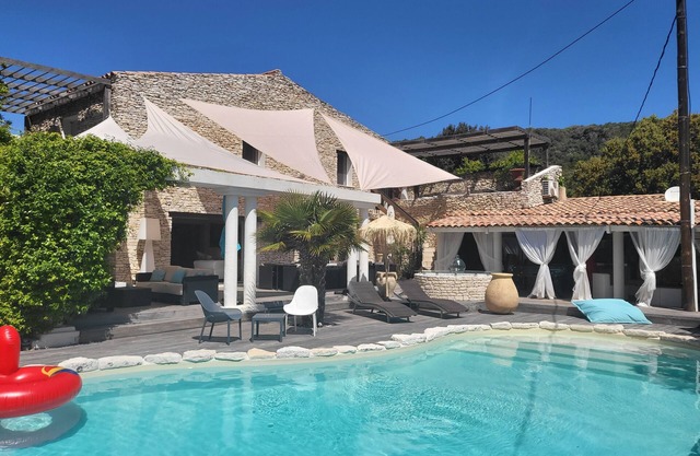 Villa de piedra blanca 18 personas con piscina