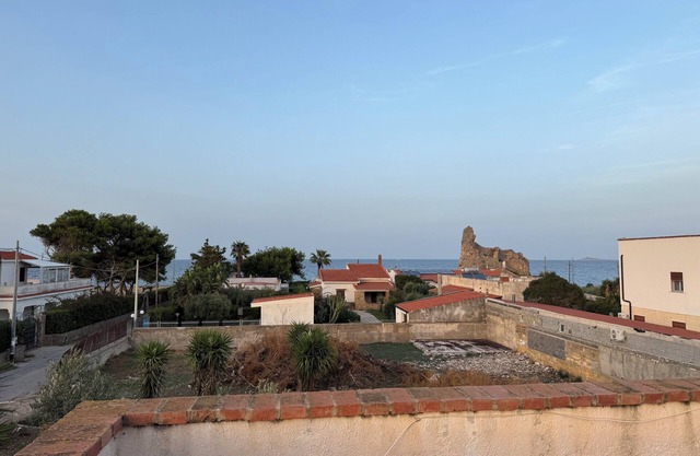 Villa Pino 150 meters from the sea and 5 min from Palermo airport area