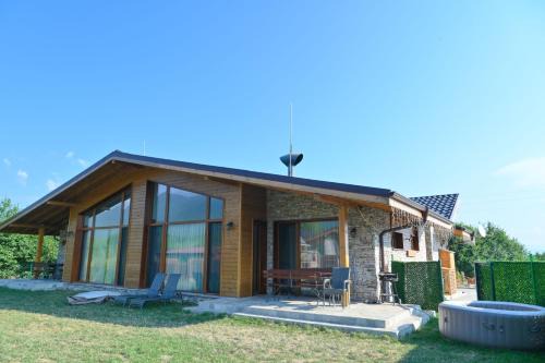 Villa Raphael with Jacuzzi near the Pirin Golf Resort