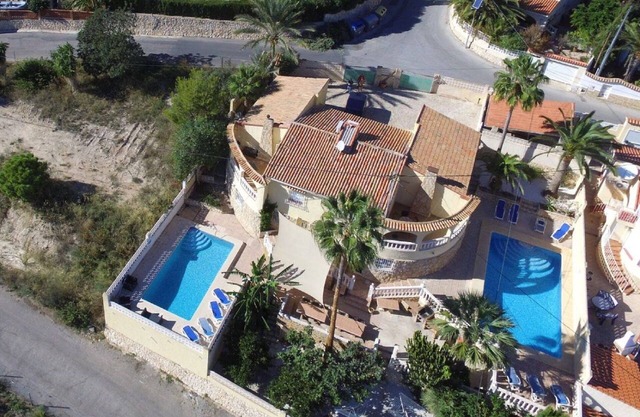 Villa Romeo Calpe para grupos y familias numerosas con 2 piscinas.