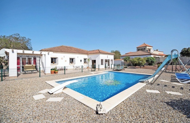 Villa "Sol" con vistas a la montaña, piscina, aire acondicionado y Wi-Fi