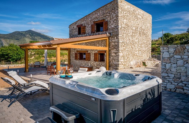 Villa Muros de Piedra con vistas al mar, terraza, jardín, bañera de hidromasaje y Wi-Fi