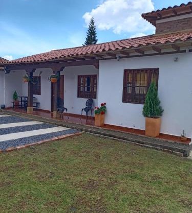 Villa Samantha - Casa Colonial con Parqueadero