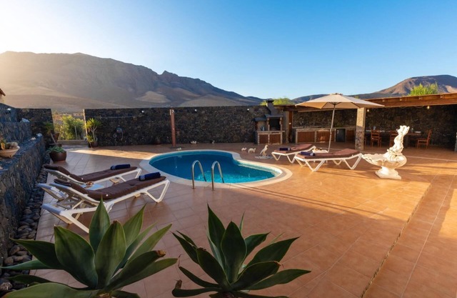 VILLA SARA … Espectacular y relajante villa con piscina barbacoa y gimnasio