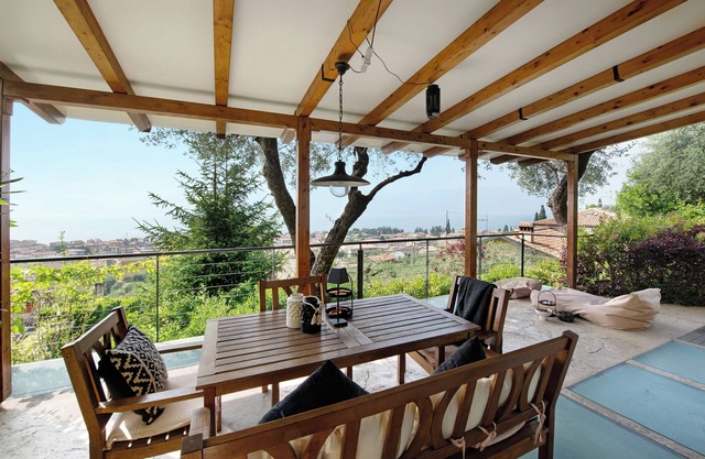 Villa 'Savi Lake View and Pool' con vistas al lago, Wi-Fi y aire acondicionado