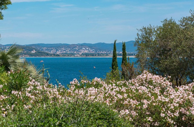 Villa sea view Giens peninsula, pool, 4bed, 4bath, wifi, ideal for 2 families