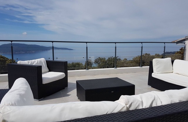 Villa panorámica con vistas al mar y piscina privada climatizada, 12 personas.