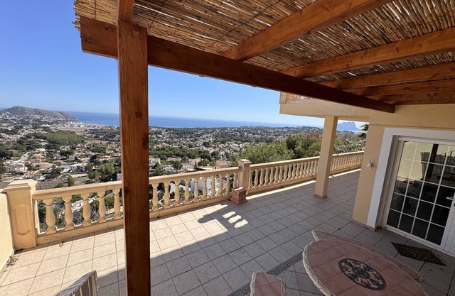 Chalet con piscina privada y vistas panorámicas al mar, internet
