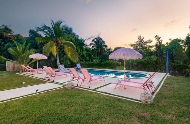 Villa SkyBluePink - Four Bedroom Villa, Sleeps 8