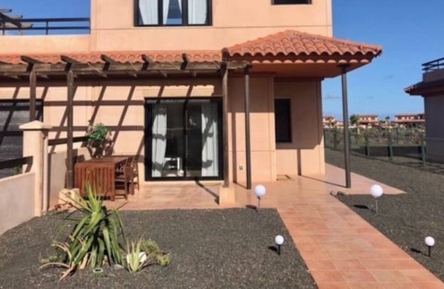 Villa, sleeps 4, on a family friendly complex, popular surfing beaches.