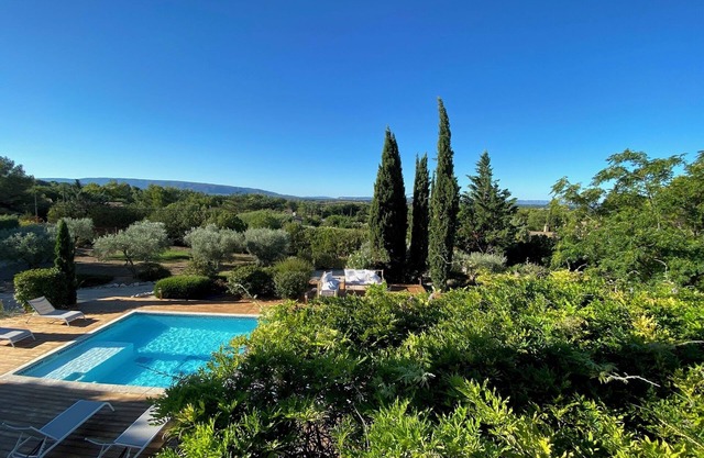 Villa Spacieuse au Calme Avec une Magnifique vue sur le Luberon et les Alpilles