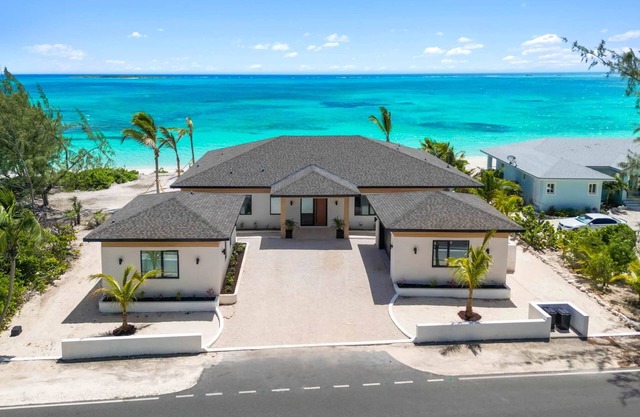 Villa Summerwinds, , Beachfront on Flamingo Bay, Heated Pool + Carriage Home.