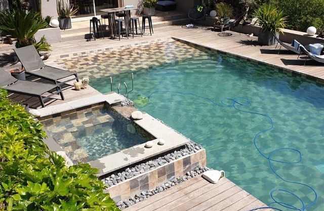 Villa rodeada de olivos con jacuzzi.