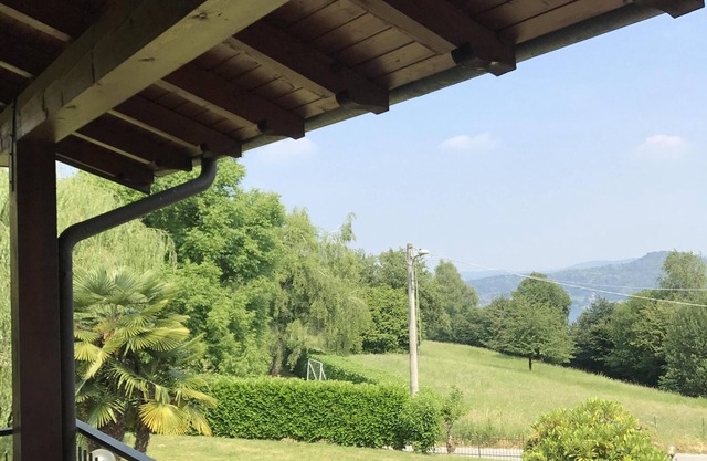 Villa rodeada de vegetación con vistas al lago Maggiore