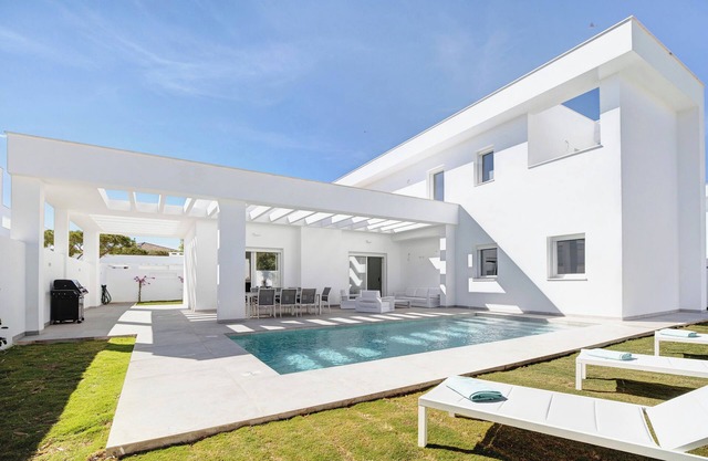 Casa de vacaciones 'Villa Sancti Petri 15 B' con piscina privada, Wi-Fi y aire acondicionado