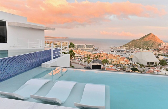 Villa Tanzanita de Law: Views of Cabo San Lucas Bay. Great Value. Sleeps 28.
