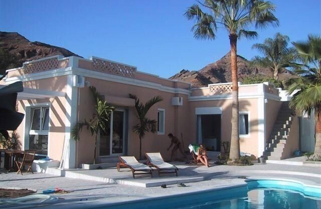 Villa Tauro, independiente con piscina climatizada solar / eléctrica y jardín