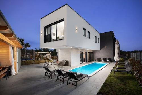 Villa Tiki in Medulin for 16 person with heated pool & sauna only 1 km from the beach