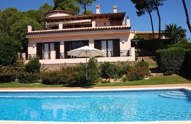 "Villa Urgell" con piscina, Wi-Fi, terraza y jardín