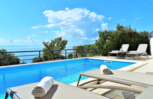 Villa Vedran con impresionantes vistas para unas vacaciones relajantes.