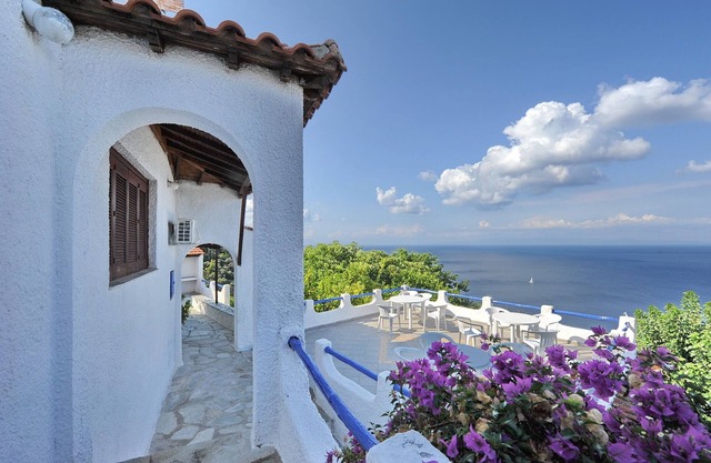 Villa Viola. Vista privilegiada sobre el mar Egeo. Acceso al mar desde el parque privado.