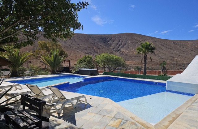 Villa "Vivienda Vacacional Sara" con vistas a la montaña, terraza, piscina y pista de baloncesto