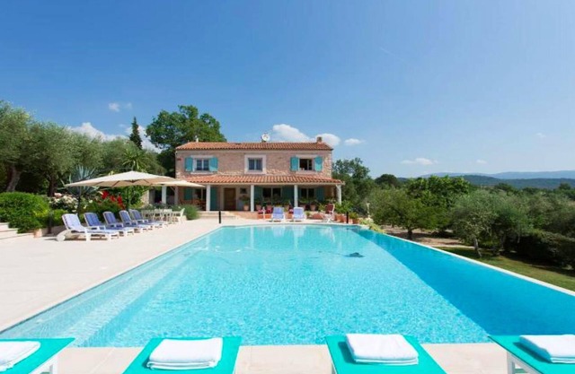 Villa con piscina privada (14m x 7m), 5 habitaciones, jacuzzi, wifi, jardín.