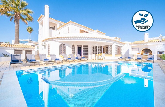 Villa w/ sea view, BBQ & pool, São Rafael