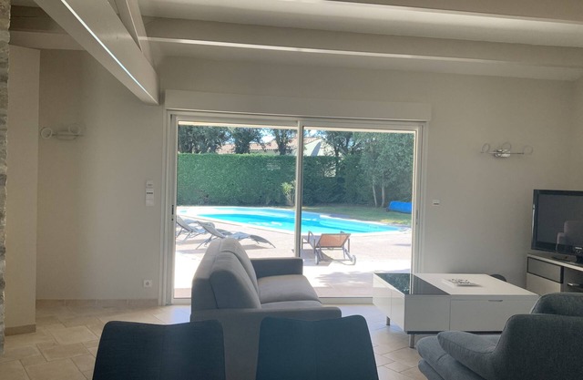 Heated pool villa 500 m from the beach