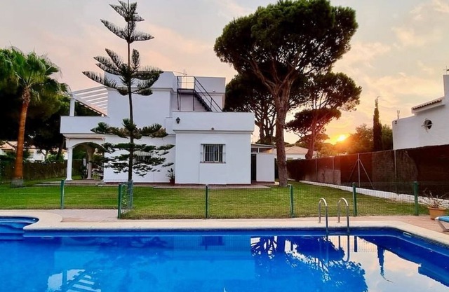 Villa con piscina privada a menos de 500m playa de Roche