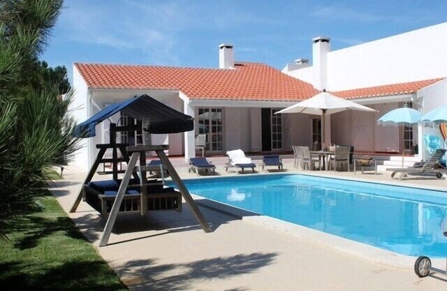 Libros, sol, cama columpio, piscina privada climatizada y amplio jardín para que disfrutes