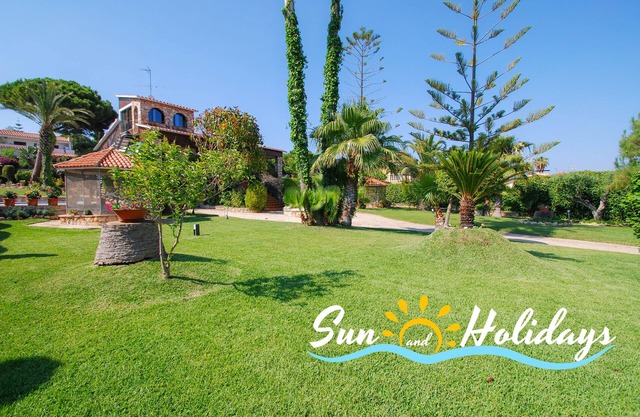 Villa con piscina privada y fabuloso, gran jardín con césped.