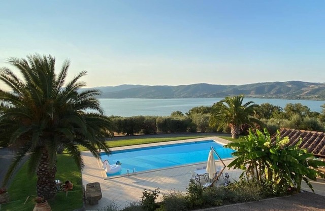 Villa with fantastic lake views and large pool near Tuscany