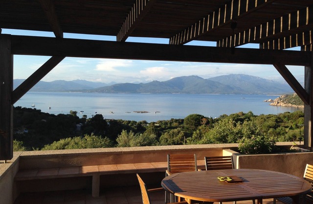 Villa with swimming pool, 10 minutes from the beach on foot, exceptional sea view