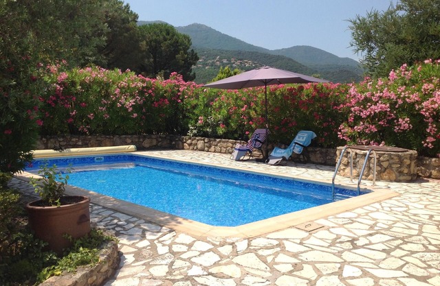 Villa con piscina en jardín aislado - vistas increíbles - a poca distancia del pueblo