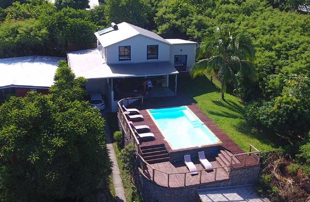 Villa contemporánea con piscina, vista panorámica al mar, a 400 m de la laguna.