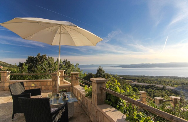¡RECOMIENDA INVITADOS! Villa de piedra con piscina infinita climatizada, vista al mar, parrilla, WiFi