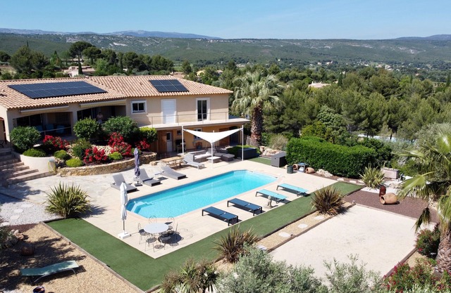 Villa con servicios de alta calidad, cerca del mar, piscina climatizada.