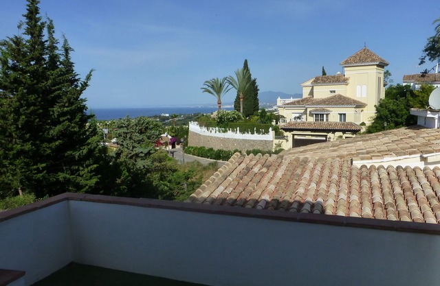 Villa with large garden, fenced pool, barbecue area, near best beaches