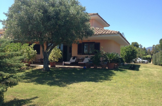 Villa con gran jardín a 100 metros del mar a treinta km de Cagliari