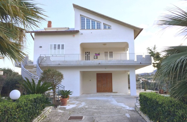 VILLA WITH PANORAMIC VIEWS ON THE FLOOR OF 'CASTELLAMMARE DEL GOLFO' WIFI FREE !!!