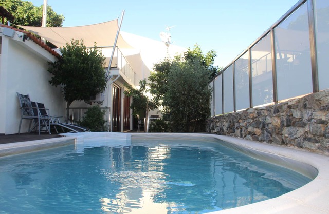 Villa con piscina, 3 dormitorios, 2 baños, cocina, terraza y jardín.