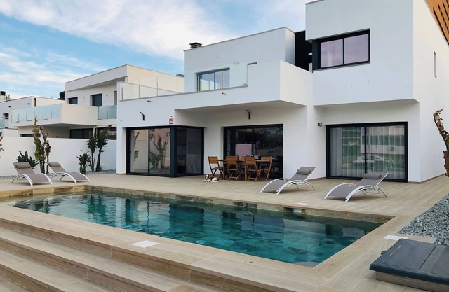 Villa con piscina y vistas canal AV-44