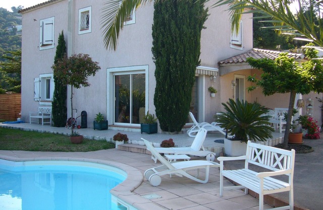 villa de lujo con piscina y jardin