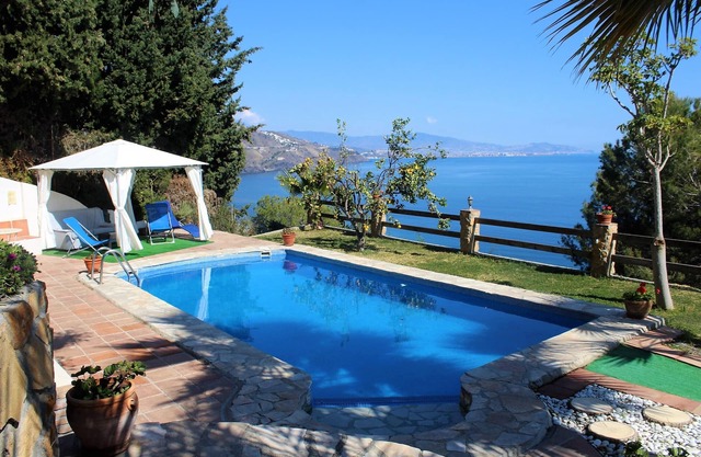 Villa con piscina e impresionantes vistas al mar