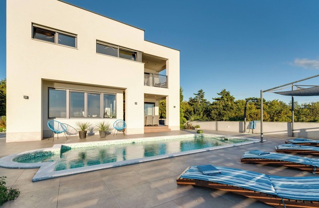 Villa de lujo con piscina cerca de la playa, magníficas vistas al mar y parque infantil.