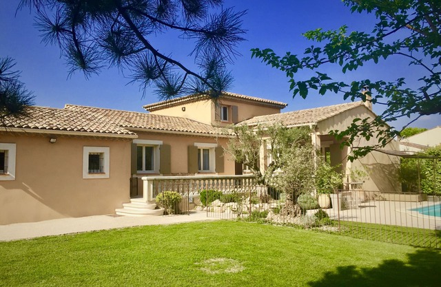 villa con piscina entre avignon y st rémy de provence jardin con arboles
