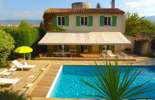 Villa con piscina de 8 a 10 cerca del mar.