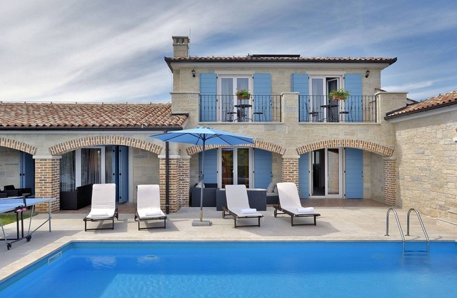 Villa con piscina privada para 10 pax cerca de la playa en Medulin