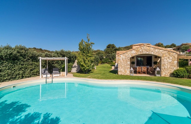 Villa con piscina en Castiadas con interiores finos, a pocos kilómetros del mar